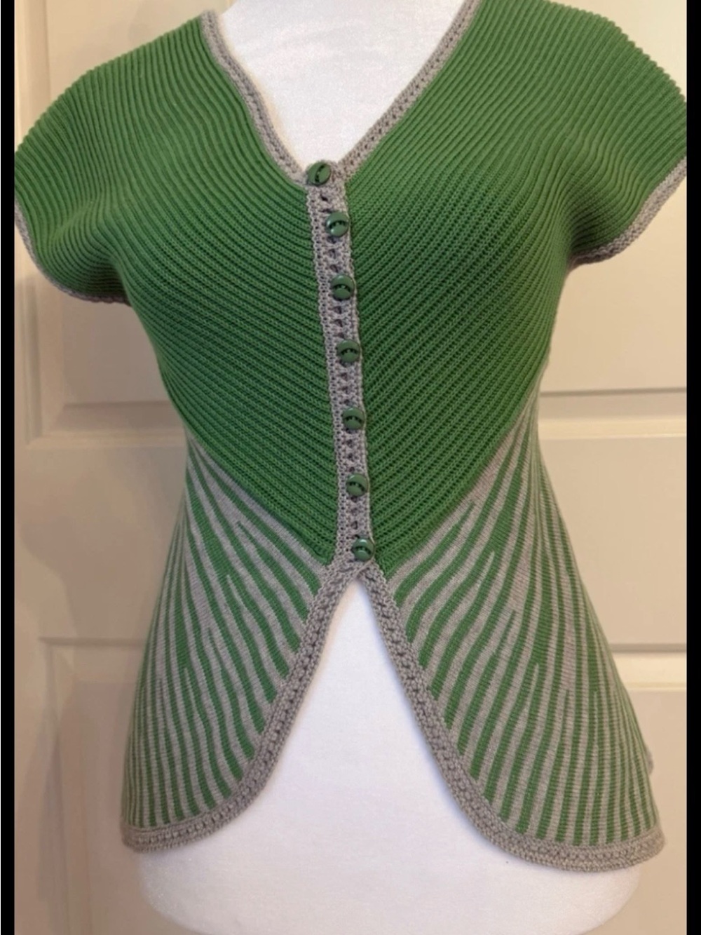 Anthropologie cap sleeved green sweater. Unique! Excellent condition size L
